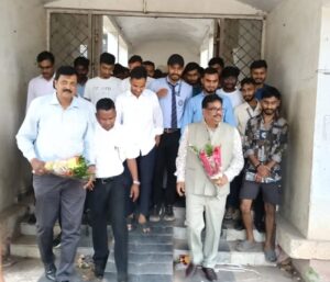 कुलपति डॉ. शांडिल्य ने किया छात्रावास का निरीक्षण