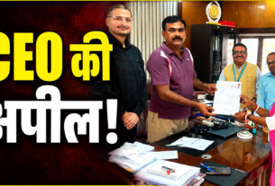 मुख्य निर्वाचन पदाधिकारी के. रवि कुमार इन्यूमरेशन फॉर्म भरते हुए