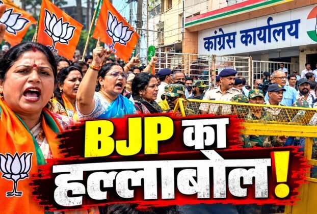रांची में कांग्रेस कार्यालय के पास बैरिकेडिंग के सामने प्रदर्शन करतीं भाजपा महिला मोर्चा की नेता