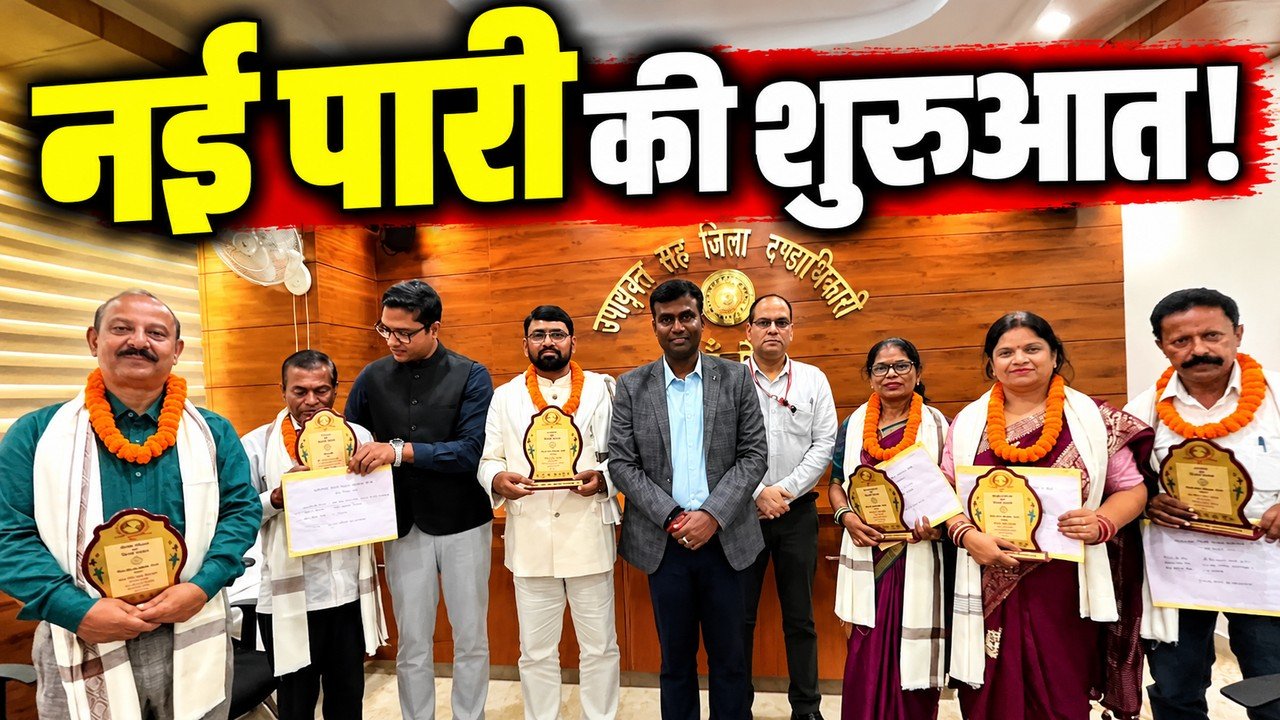 रांची में पेंशन दरबार सह सेवानिवृत्ति सम्मान समारोह में सेवानिवृत्त शिक्षकों को सम्मानित करते उपायुक्त मंजूनाथ भजंत्री।